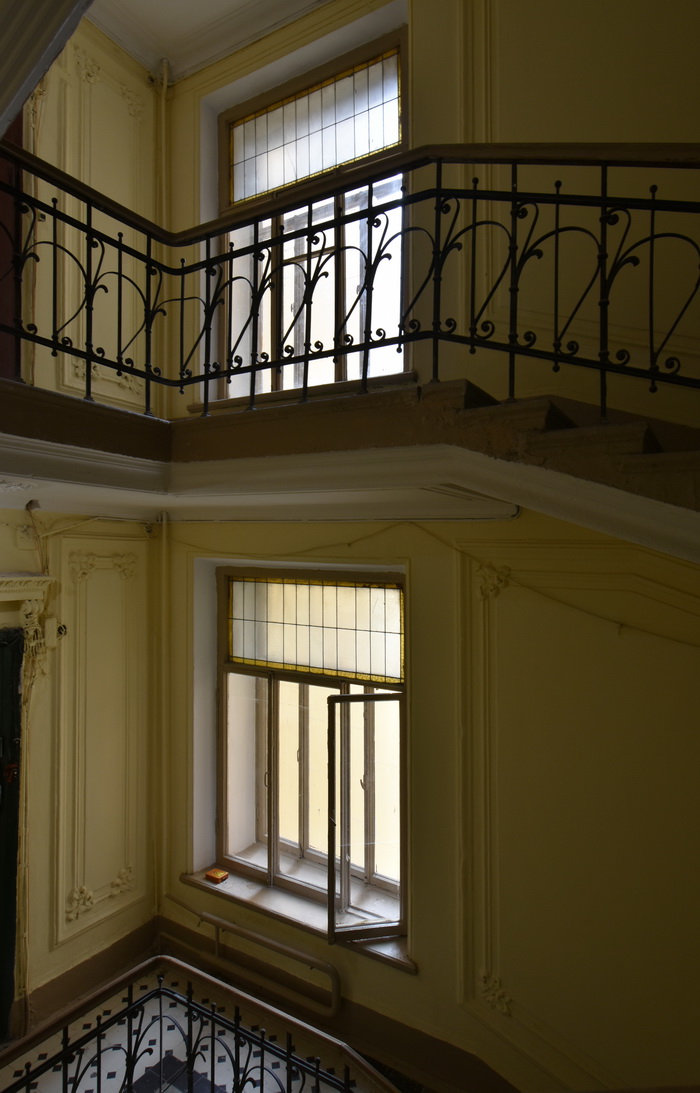 12-я линия, 13. Левая парадная. Вид на лестничный объем на уровне 4-6 этажей. Фото 2020